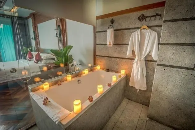 Deluxe Tek Büyük Yataklı Oda, Balkon, Havuz Manzaralı
