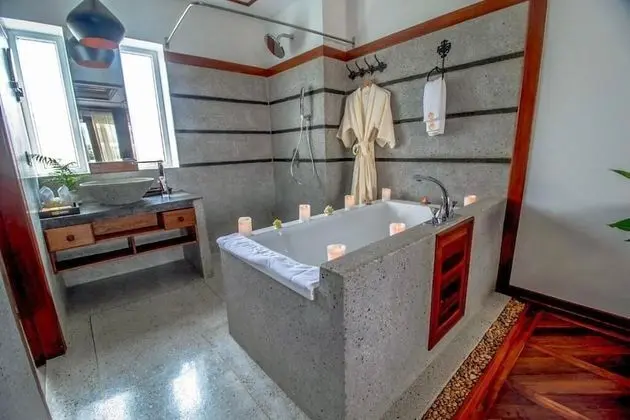 Deluxe Tek Büyük Yataklı Oda, Balkon, Havuz Manzaralı