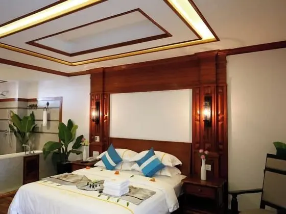 Deluxe Tek Büyük Yataklı Oda, Balkon, Havuz Manzaralı