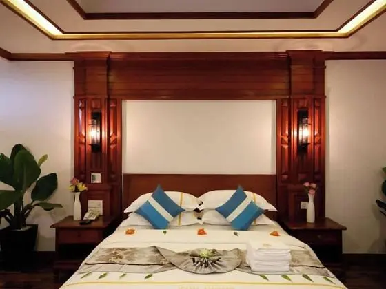 Deluxe Tek Büyük Yataklı Oda, Balkon, Havuz Manzaralı