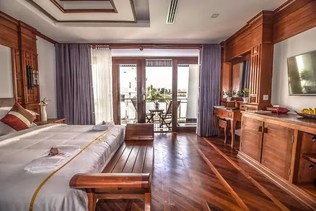Deluxe Tek Büyük Yataklı Oda, Balkon, Havuz Manzaralı
