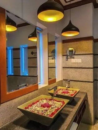 Deluxe Tek Büyük Yataklı Oda, Balkon, Havuz Manzaralı