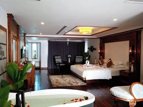 Deluxe Tek Büyük Yataklı Oda, Balkon, Havuz Manzaralı