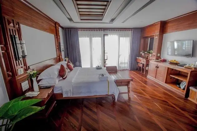 Deluxe Tek Büyük Yataklı Oda, Balkon, Havuz Manzaralı