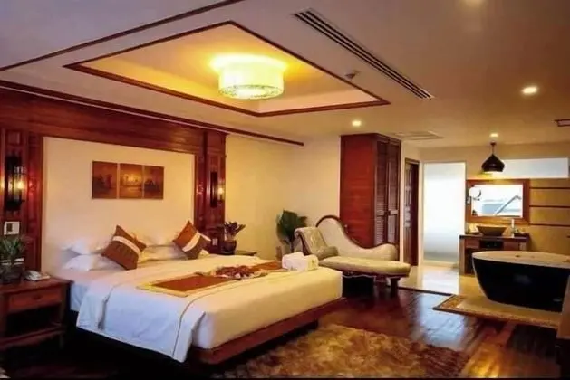 Deluxe Tek Büyük Yataklı Oda, Balkon, Havuz Manzaralı