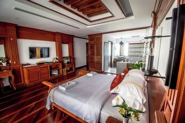 Deluxe Tek Büyük Yataklı Oda, Balkon, Havuz Manzaralı