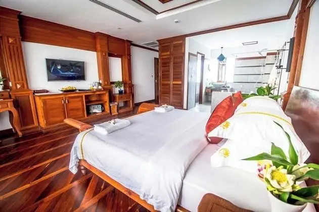 Deluxe Tek Büyük Yataklı Oda, Balkon, Havuz Manzaralı