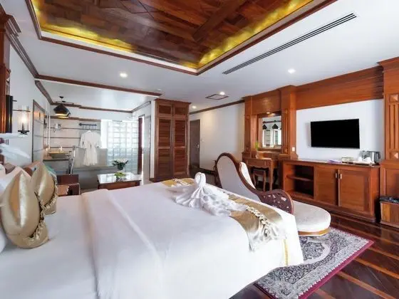 Deluxe Tek Büyük Yataklı Oda, Balkon, Havuz Manzaralı