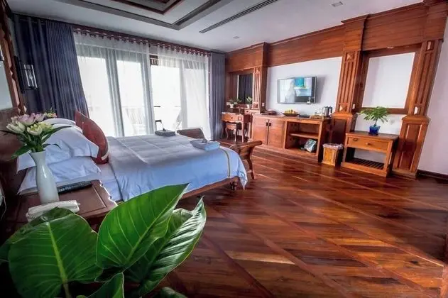 Deluxe Tek Büyük Yataklı Oda, Balkon, Havuz Manzaralı
