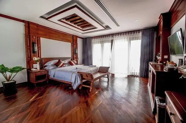 Deluxe Tek Büyük Yataklı Oda, Balkon, Havuz Manzaralı