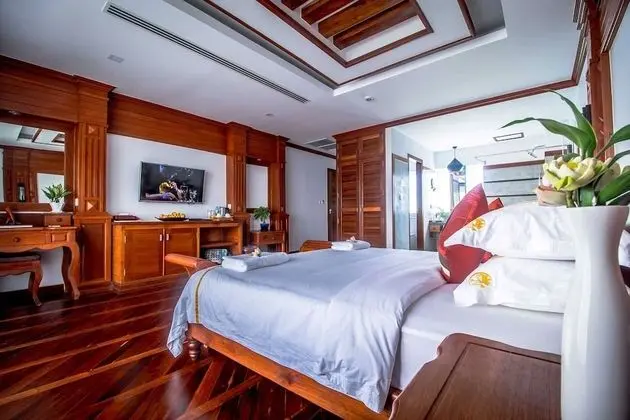 Deluxe Tek Büyük Yataklı Oda, Balkon, Havuz Manzaralı