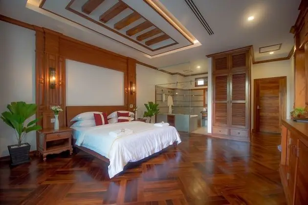 Deluxe Tek Büyük Yataklı Oda, Balkon, Havuz Manzaralı