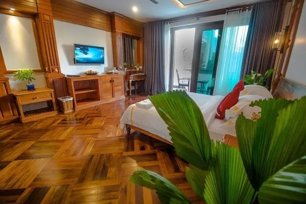 Deluxe Tek Büyük Yataklı Oda, Balkon, Havuz Manzaralı