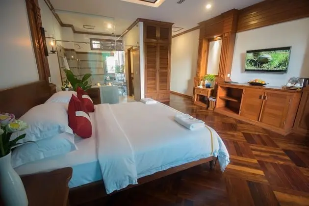 Deluxe Tek Büyük Yataklı Oda, Balkon, Havuz Manzaralı