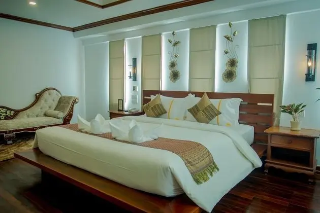 Deluxe Tek Büyük Yataklı Oda, Balkon, Havuz Manzaralı