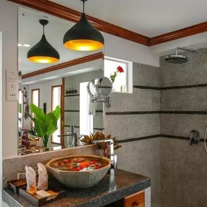 Deluxe Tek Büyük Yataklı Oda, Balkon, Havuz Manzaralı