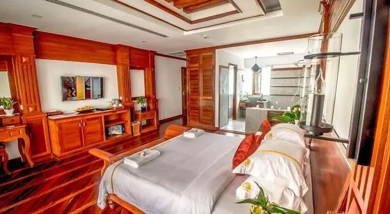 Deluxe Tek Büyük Yataklı Oda, Balkon, Havuz Manzaralı