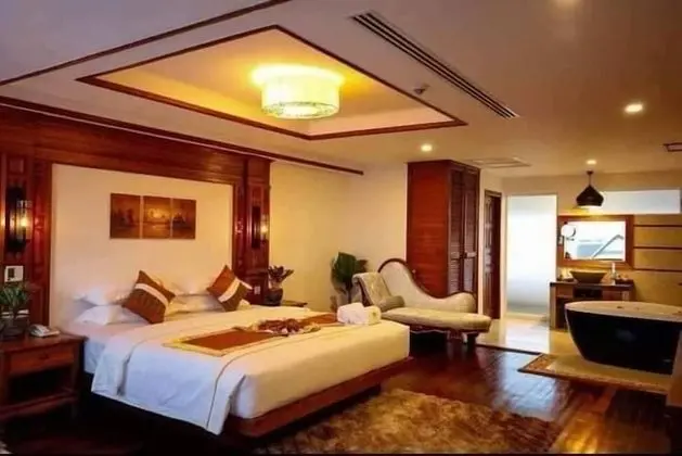 Deluxe Tek Büyük Yataklı Oda, Balkon, Havuz Manzaralı
