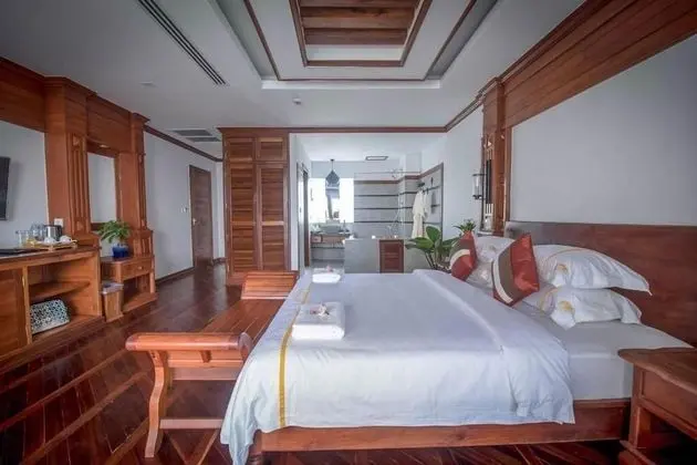 Deluxe Tek Büyük Yataklı Oda, Balkon, Havuz Manzaralı