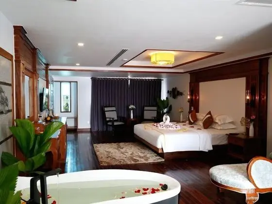 Deluxe Tek Büyük Yataklı Oda, Balkon, Havuz Manzaralı