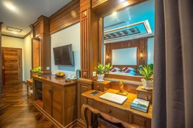 Deluxe Tek Büyük Yataklı Oda, Balkon, Havuz Manzaralı