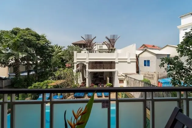 Deluxe Tek Büyük Yataklı Oda, Balkon, Havuz Manzaralı