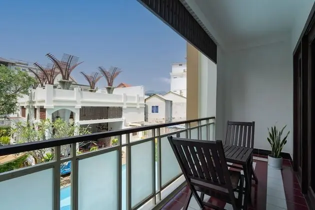 Deluxe Tek Büyük Yataklı Oda, Balkon, Havuz Manzaralı