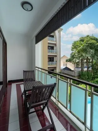 Deluxe Tek Büyük Yataklı Oda, Balkon, Havuz Manzaralı