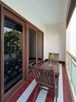 Deluxe Tek Büyük Yataklı Oda, Balkon, Havuz Manzaralı