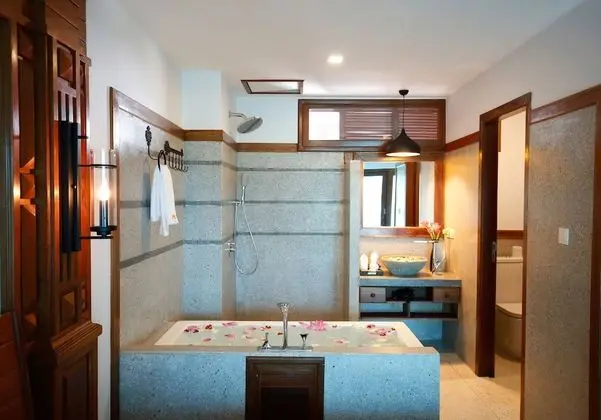 Deluxe Tek Büyük Yataklı Oda, Balkon, Havuz Manzaralı