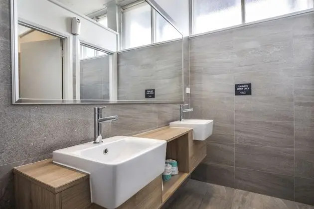 Economy Oda, 1 Büyük (Queen) Boy Yatak, Ortak Banyo