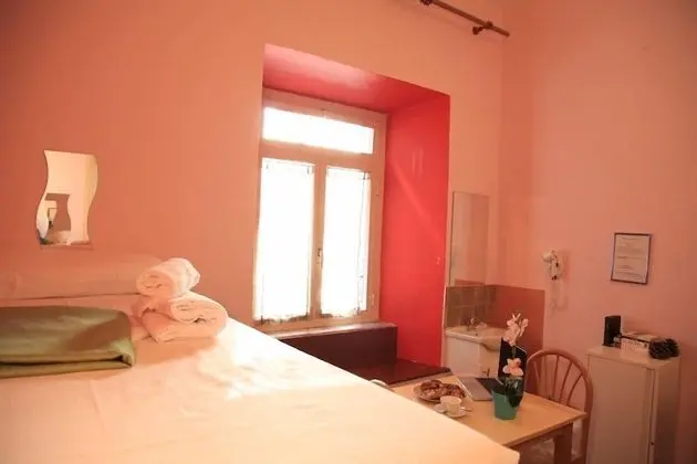 Economy Üç Kişilik Oda, Ortak Banyo