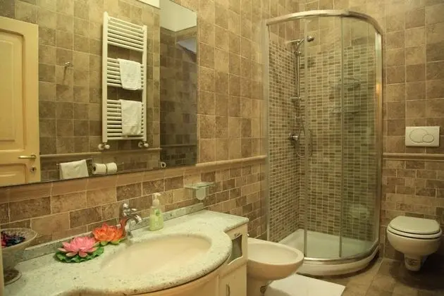 Oda, 1 Büyük (Queen) Boy Yatak, Ortak Banyo