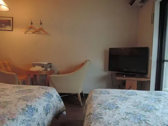 İki Ayrı Yataklı Oda, Ortak Banyo
