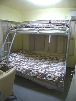 İki Ayrı Yataklı Oda, Ortak Banyo
