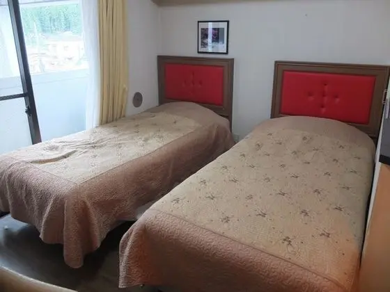 İki Ayrı Yataklı Oda, Ortak Banyo