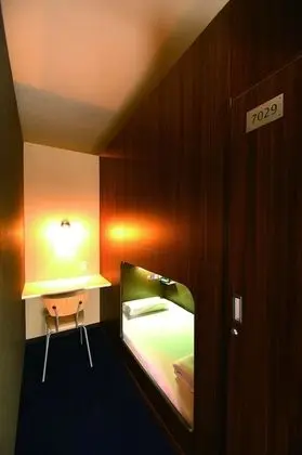 Deluxe Kulübe, Sadece erkekler için (Capsule Room - Lower Bed)