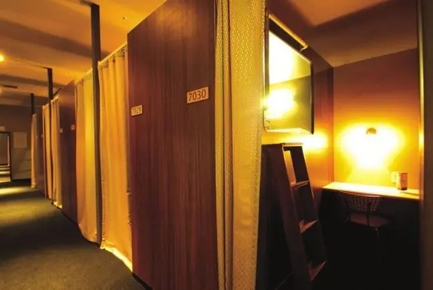 Deluxe Kulübe, Sadece erkekler için (Capsule Room - Lower Bed)