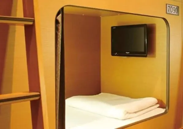 Standard Kulübe, Sadece erkekler için (Capsule Room - Upper Bed)
