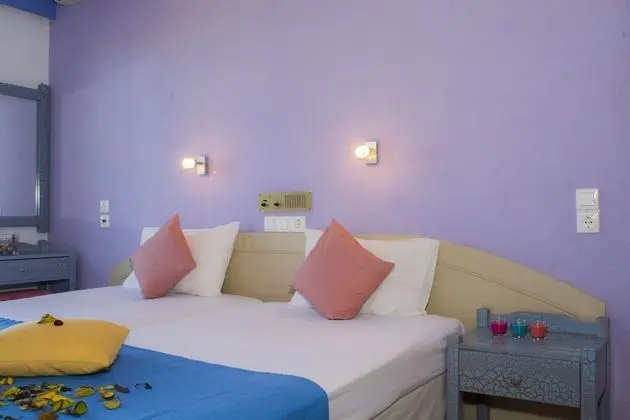 Standard Tek Büyük veya İki Ayrı Yataklı Oda, Havuz Manzaralı