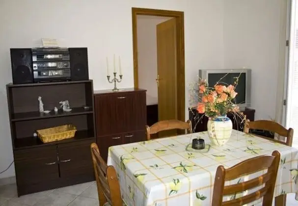 Apart Daire (Nikša - 10 m from beach - A2 Zeleni()