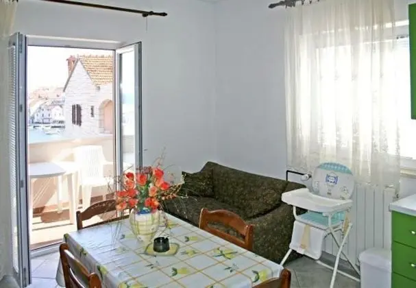 Apart Daire (Nikša - 10 m from beach - A2 Zeleni()