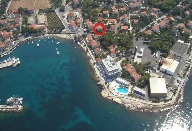Apart Daire (Nikša - 10 m from beach - A2 Zeleni()