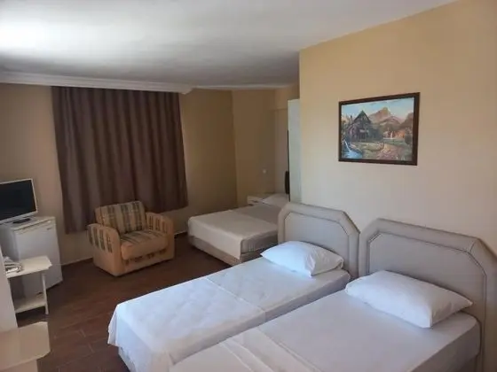 Aile Odası, Havuz Manzaralı, Balkonlu