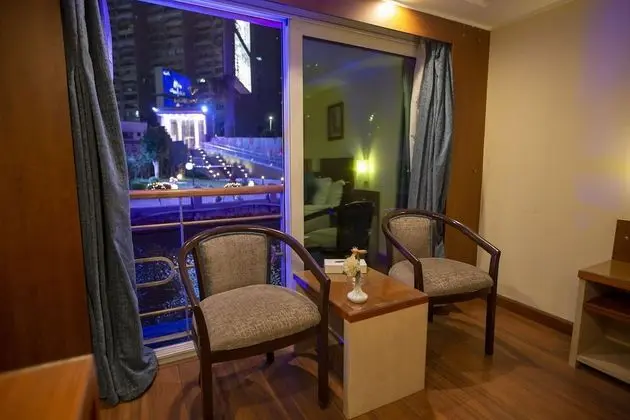 Tek Büyük veya İki Ayrı Yataklı Oda, Liman Manzaralı