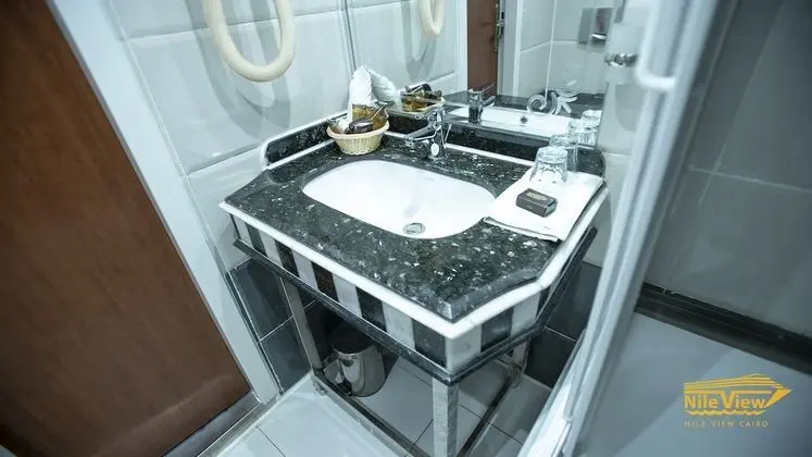 Tek Büyük veya İki Ayrı Yataklı Oda, Nehir Manzaralı