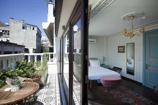 Penthouse (Balcony, Partial Sea View)