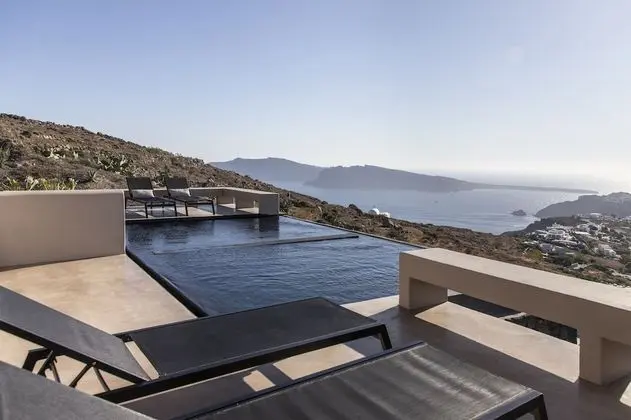 Rocky Room with Sea View and Independent Pool