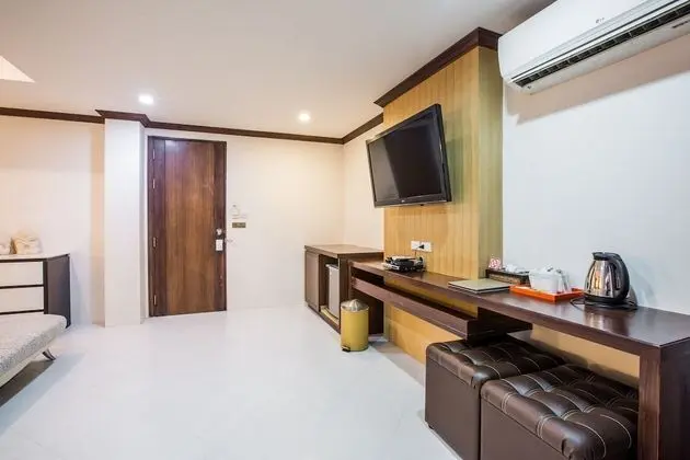 Deluxe Queen Room with Sofa