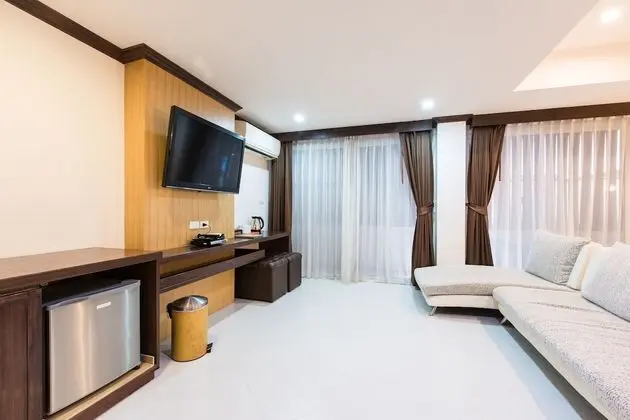 Deluxe Queen Room with Sofa